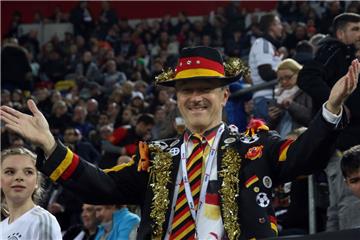 Jeder kennt diesen einen, der es mit seiner Fußballliebe etwas übertreibt.