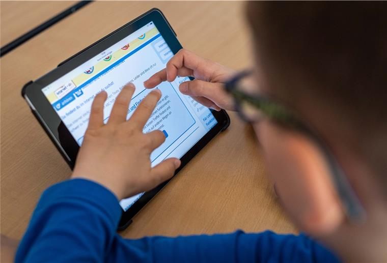 Jeder Schüler im Land Bremen soll ein Leih-Tablet bekommen. Doch die Auslieferung in Bremerhaven scheiterte bislang an fehlenden Schutzhüllen.