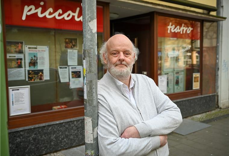 Jeder Tag ohne Vorstellung bedeutet für ihn bis zu 1200 Euro Verlust. Daniel Meyer-Dinkgräfe vor seinem Piccolo Teatro in der „Alten Bürger“.