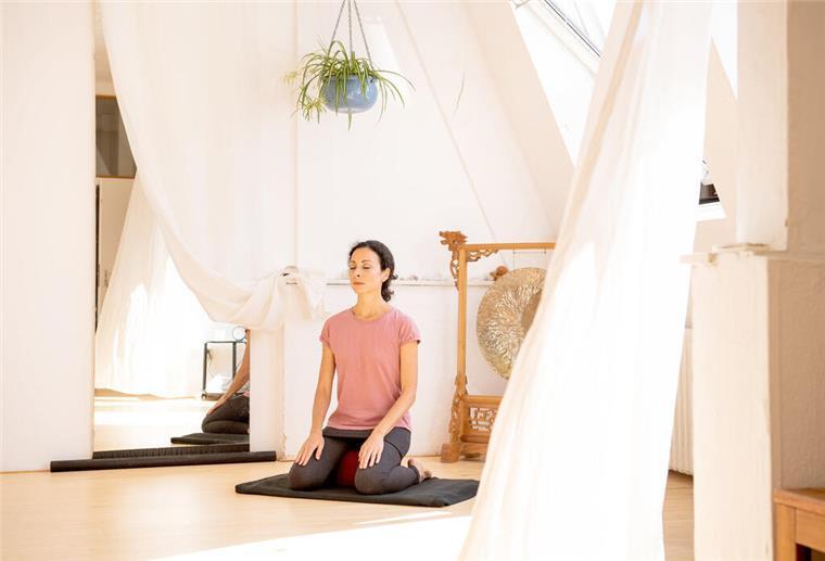 ILLUSTRATION - Geben mir Raum und Yogalehrerin ein gutes Gefühl? Wer Probestunden besucht, sollte auch darauf achten. (zu dpa: «Hatha, Vinyasa, Yin: Welcher Yogastil passt zu mir?») Foto: Zacharie Scheurer/dpa-tmn/dpa - Honorarfrei nur für Bezieher des dpa-Themendienstes +++ dpa-Themendienst +++