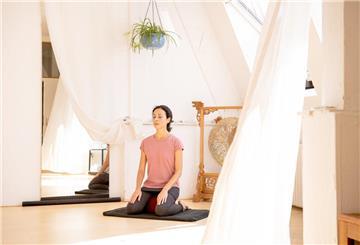 ILLUSTRATION - Geben mir Raum und Yogalehrerin ein gutes Gefühl? Wer Probestunden besucht, sollte auch darauf achten. (zu dpa: «Hatha, Vinyasa, Yin: Welcher Yogastil passt zu mir?») Foto: Zacharie Scheurer/dpa-tmn/dpa - Honorarfrei nur für Bezieher des dpa-Themendienstes +++ dpa-Themendienst +++