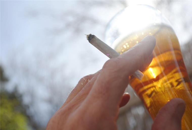 Jeder zweite Bundesbürger stört sich an dem typischen Geruch von Cannabis-Rauch.
