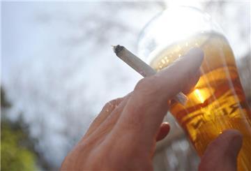 Jeder zweite Bundesbürger stört sich an dem typischen Geruch von Cannabis-Rauch.