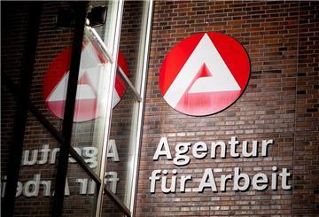 Der Schriftzug „Agentur für Arbeit“ hängt an einem Gebäude. (zu dpa: «Arbeitslosigkeit in Bremen steigt leicht an»)