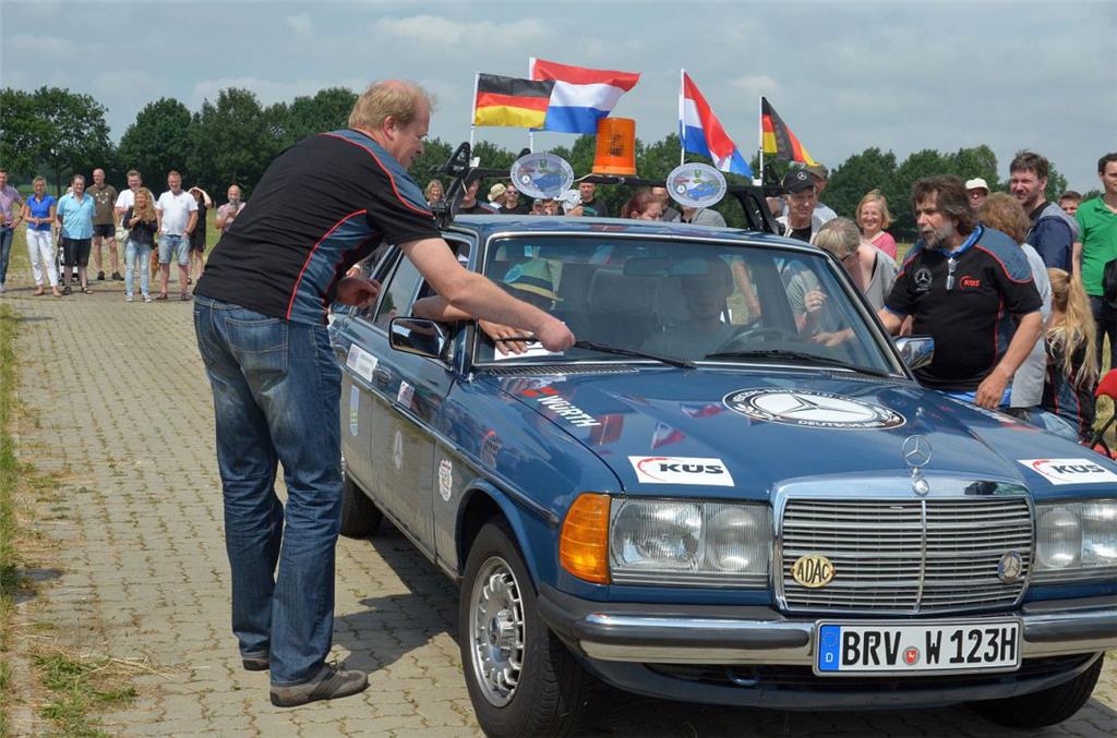 Jedes Auto wurde bei der Abfahrt mit einer Nummer versehen.  