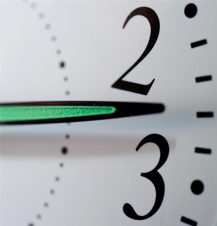 Jedes halbe Jahr wird die Zeitin der Nacht von 2 auf 3 Uhr vor- oder von 3 auf 2 Uhr zurückgestellt. Derzeit läuft eine Umfrage über die Abschaffung von Sommer- und Winterzeit.