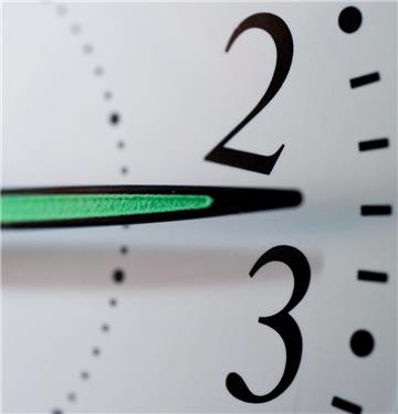 Jedes halbe Jahr wird die Zeitin der Nacht von 2 auf 3 Uhr vor- oder von 3 auf 2 Uhr zurückgestellt. Derzeit läuft eine Umfrage über die Abschaffung von Sommer- und Winterzeit.