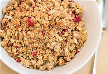 ILLUSTRATION - Jedes zweite Früchte- und Beerenmüsli ist «sehr gut», urteilt die Zeitschrift «Öko-Test». (zu dpa: «Früchtemüsli: Viel Zucker und auch mal Pestizide») Foto: Christin Klose/dpa-tmn - Honorarfrei nur für Bezieher des dpa-Themendienstes +++ dpa-Themendienst +++