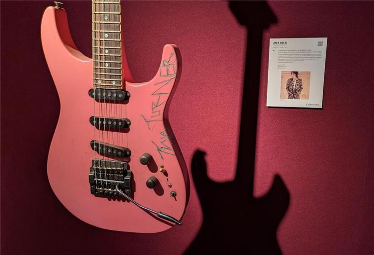 Jeff Becks Gitarre „Tina“, die Tina Turner einst mit Messer und Nagellack signiert hatte
