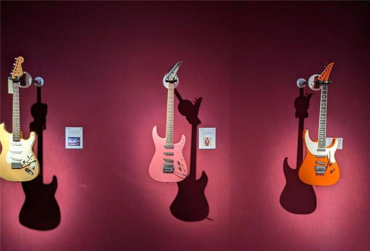 Jeff Becks Gitarre „Tina“ (Mitte) hatte Sängerin Tina Turner einst mit Messer und Nagellack signiert