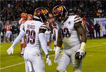  Washingtons Defensive Tackle Jonathan Allen (r, 93) feiert mit Safety Jeremy Reaves nach einer Interception