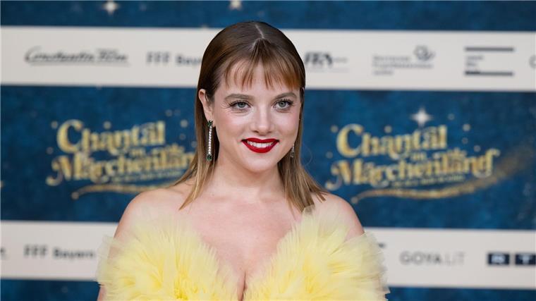 Chantal lockte schon mehr als zwei Millionen ins Kino Jella Haase spielt die Hauptfigur in „Chantal im Märchenland“. Constantin Film gibt bekannt, dass der Film innerhalb von vier Wochen zwei Millionen Besucher verzeichnete.