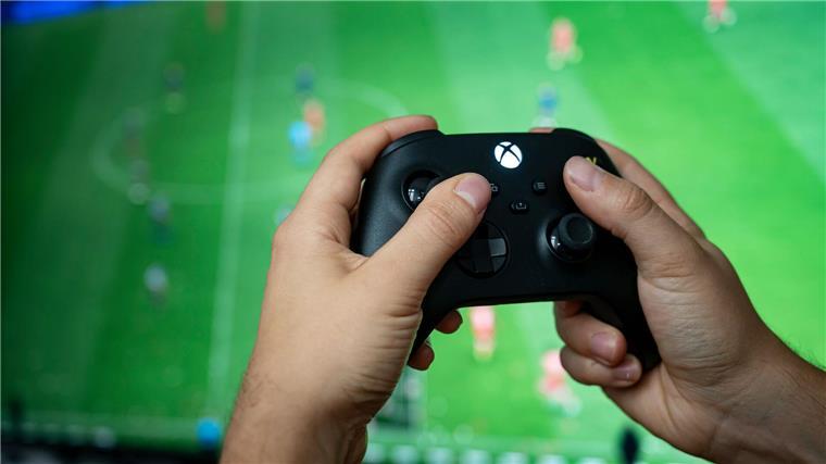 Jemand spielt ein Videospiel auf einer Spielekonsole. 