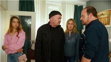 Jemma (Vivien Sczesny, l-r), Otto Garber (Florian Martens), Linett Wachow (Stefanie Stappenbeck) und Ralf Dubnitzki (Andreas Anke) in einer Szene aus „Ein starkes Team - Jemma“.