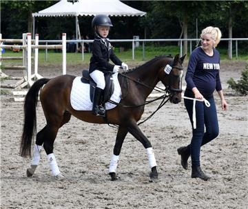 Jenna Winsemann und &quot;Fee&quot; mit ihrer Cousine Nele Bürgerhoff (rechts). Foto: Scheschonka