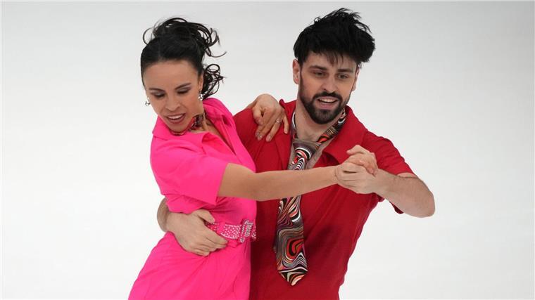 Jennifer Janse van Rensburg (l) und Benjamin Steffan belegen nach dem Rhythmustanz bei der Eiskunstlauf-EM den neunten Platz.