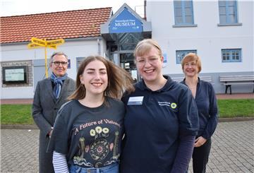 Jennifer Lambertz (vorne links) hat ihr Freiwilliges Ökologisches Jahr so gut wie abgeschlossen, ihre Nachfolgerin Zoë Spiekermann (vorne rechts) ist seit dem 1. September im Museum im Einsatz. Über das Engagement der beiden jungen Frauen freuen sich Klaus Turmann (Förderkreis) und Dr. Anika Seyfferth (Leitung).