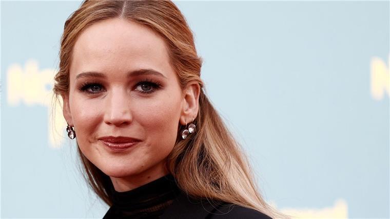 Jennifer Lawrence hilft bei den Oscars.