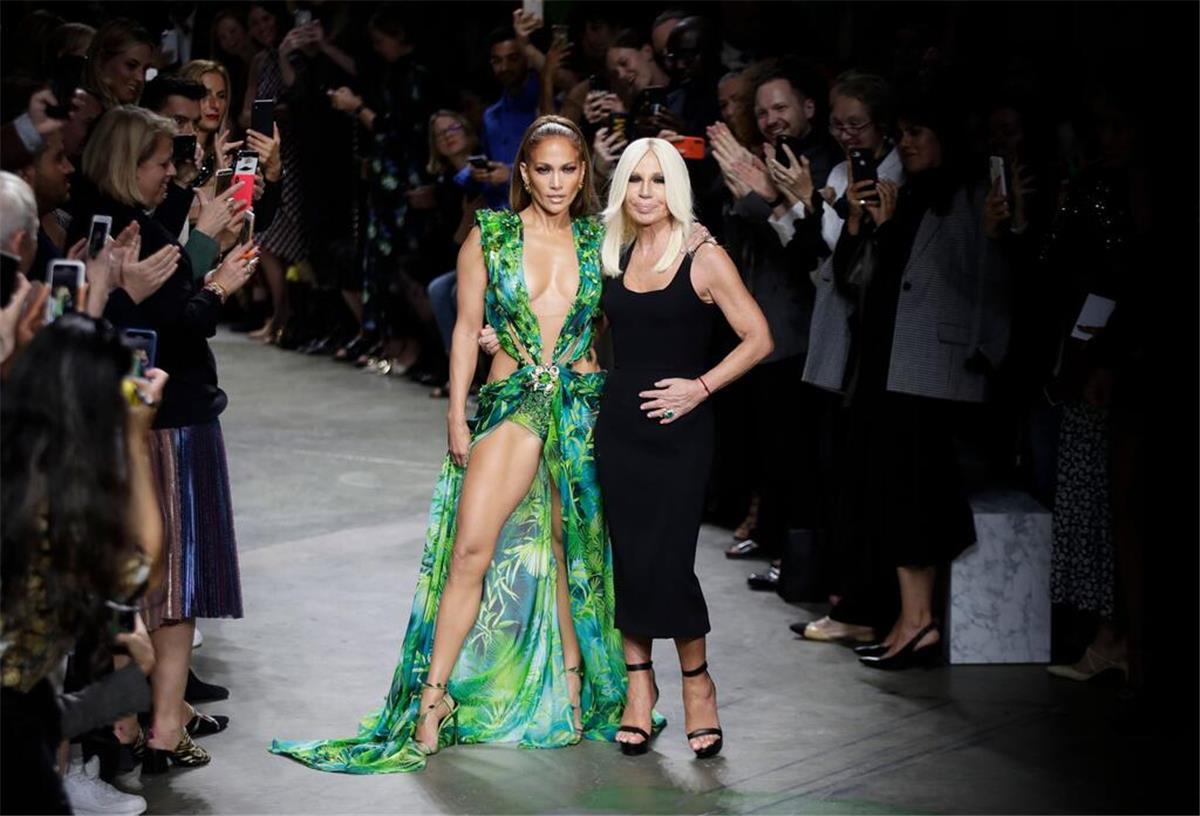 Von der Muse zur Mode-Matriarchin: Donatella Versace wird 70 Jennifer Lopez‘ Auftritt im grüne Versace-Kleid ist bis heute legendär. (Archivbild)