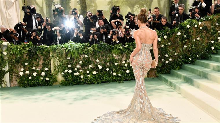Der „Met Ball“: Märchenwald und Gaza-Proteste Jennifer Lopez war dieses Jahr Co-Gastgeberin und erschien in einem goldenen Schmetterlings-Outfit.