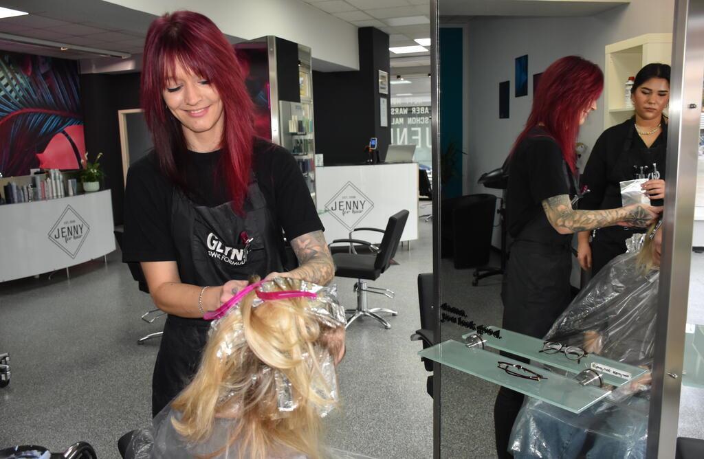 Jennifer Söhl beim Strähnchenfärben