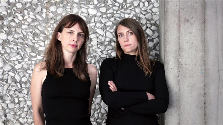 Schau in der Weserburg: Künstlerinnen-Duo Fort verwandelt Alltägliches in Kunst Jenny Kropp und Alberta Niemann haben 2008 das Künstlerinnenkollektiv Fort gegründet.