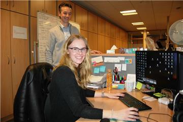 Jenny Löhn an ihrem Arbeitsplatz bei Speed Link in Weertzen. 