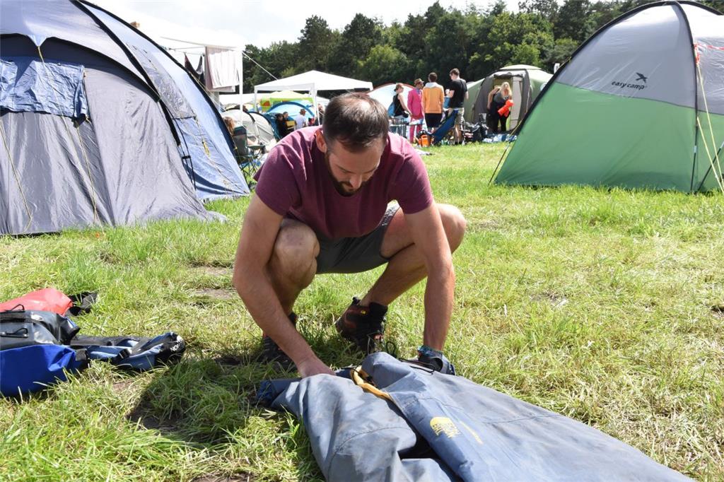 Jens aus Osnabrück ist ein wahrer Meister im Zeltzusammenlegen. Foto: Overschmid...
