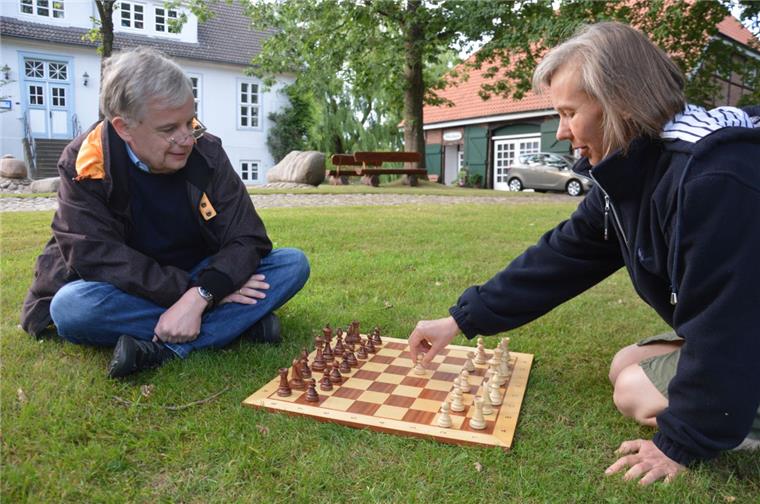 So habt ihr Fußballbegriffe noch nie gesehen Jens Christian Heuer und seine Ehefrau Hedda (Foto: Schoener) spielen leidenschaftlich gerne Schach auf dem Rasen. Wer vom Rasenschach spricht und Fußballspielen meint, der denkt dabei auch an berühmte Verfechter dieser Spielkultur. Startrainer Pep Guardiola gehört dazu.