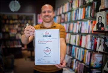 Jens Fleischer, Inhaber der Buchhandlung Hübener, freut sich über die Auszeichnung des Bremer Buchhandlungspreises 2023.