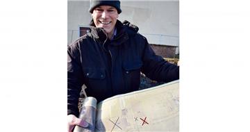 Jens Grotelüschen mit einem Plan aus den 1980er Jahren. Auf der Lagekarte ist das Gebäude – es stand über dem jetzt gefundenen Erdbunker - hinter der Roter-Sand-Sporthalle in Bremerhaven als nicht mehr vorhanden (rotes Kreuz) gekennzeichnet.