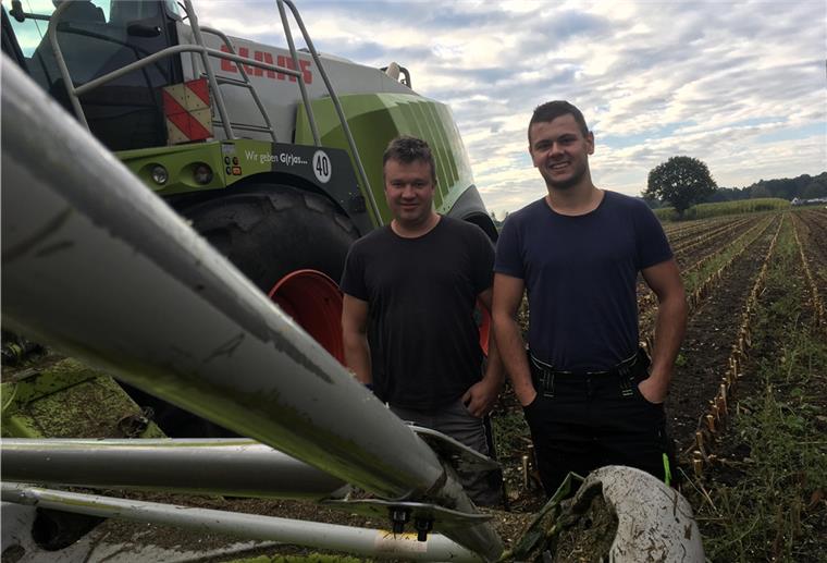 Jens Hink (43, links) ist seit 15 Jahren angestellt bei "Hubert Landtechnik". Joel Bader (22) hat das zweite Mal als 450-Euro-Kraft bei Hubert für die Maisernte angeheuert. Der Landmaschinen-Mechatroniker ist extra aus der Schweiz gekommen.