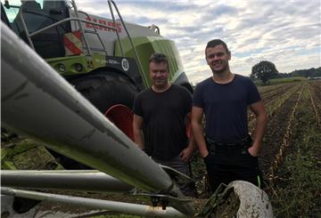 Jens Hink (43, links) ist seit 15 Jahren angestellt bei "Hubert Landtechnik". Joel Bader (22) hat das zweite Mal als 450-Euro-Kraft bei Hubert für die Maisernte angeheuert. Der Landmaschinen-Mechatroniker ist extra aus der Schweiz gekommen.
