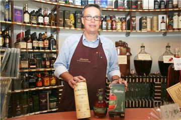 Jens Lorenzen hat eine große Auswahl an schottischem Whisky (links) und auch an Bourbon.