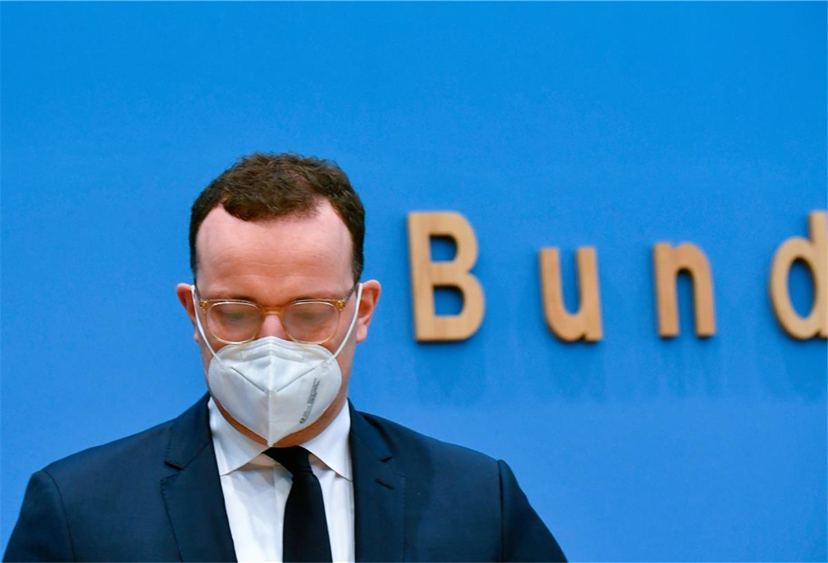 Spahn: Zuerst werden nur Alte und Pflegebedürftige geimpft Berlin: Bundesgesundheitsminister Jens Spahn (CDU) kommt mit Maske zu einer Pressekonferenz.