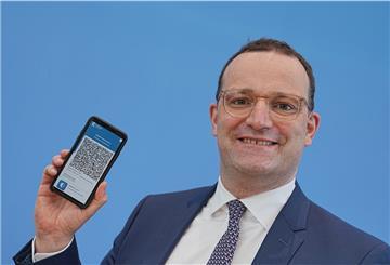 Jens Spahn (CDU), Bundesminister für Gesundheit, zeigt die App zum digitalen Impfpass.