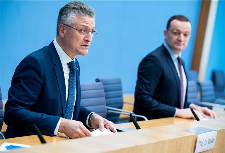 Jens Spahn (CDU, rechts), geschäftsführender Bundesgesundheitsminister, und Lothar Wieler, Präsident des Robert Koch-Instituts (RKI) fordern Kontaktbeschränkungen.