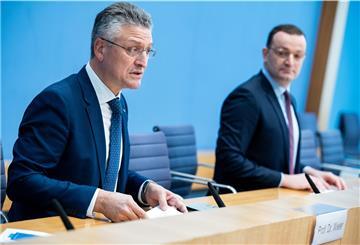 Jens Spahn (CDU, rechts), geschäftsführender Bundesgesundheitsminister, und Lothar Wieler, Präsident des Robert Koch-Instituts (RKI) fordern Kontaktbeschränkungen.