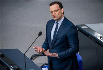 Jens Spahn (CDU) will jedem in Vollzeit arbeitenden Altenpfleger eine einmalige Prämie von 1500 Euro zahlen.