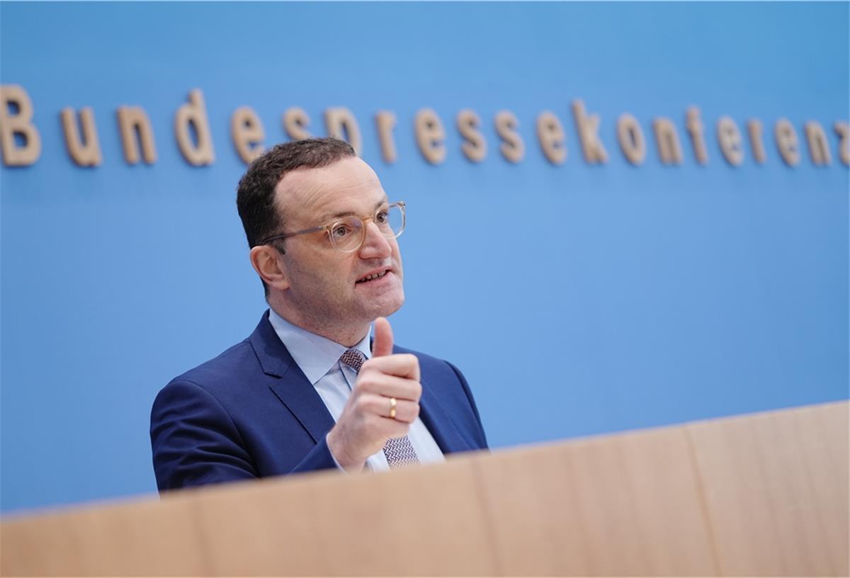 Jens Spahn (CDU), Geschäftsführender Bundesminister für Gesundheit, gibt eine Pressekonferenz.