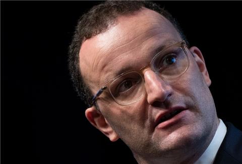 Jens Spahn (CDU), Bundesgesundheitsminister, spricht auf der Bühne des Ständehauses