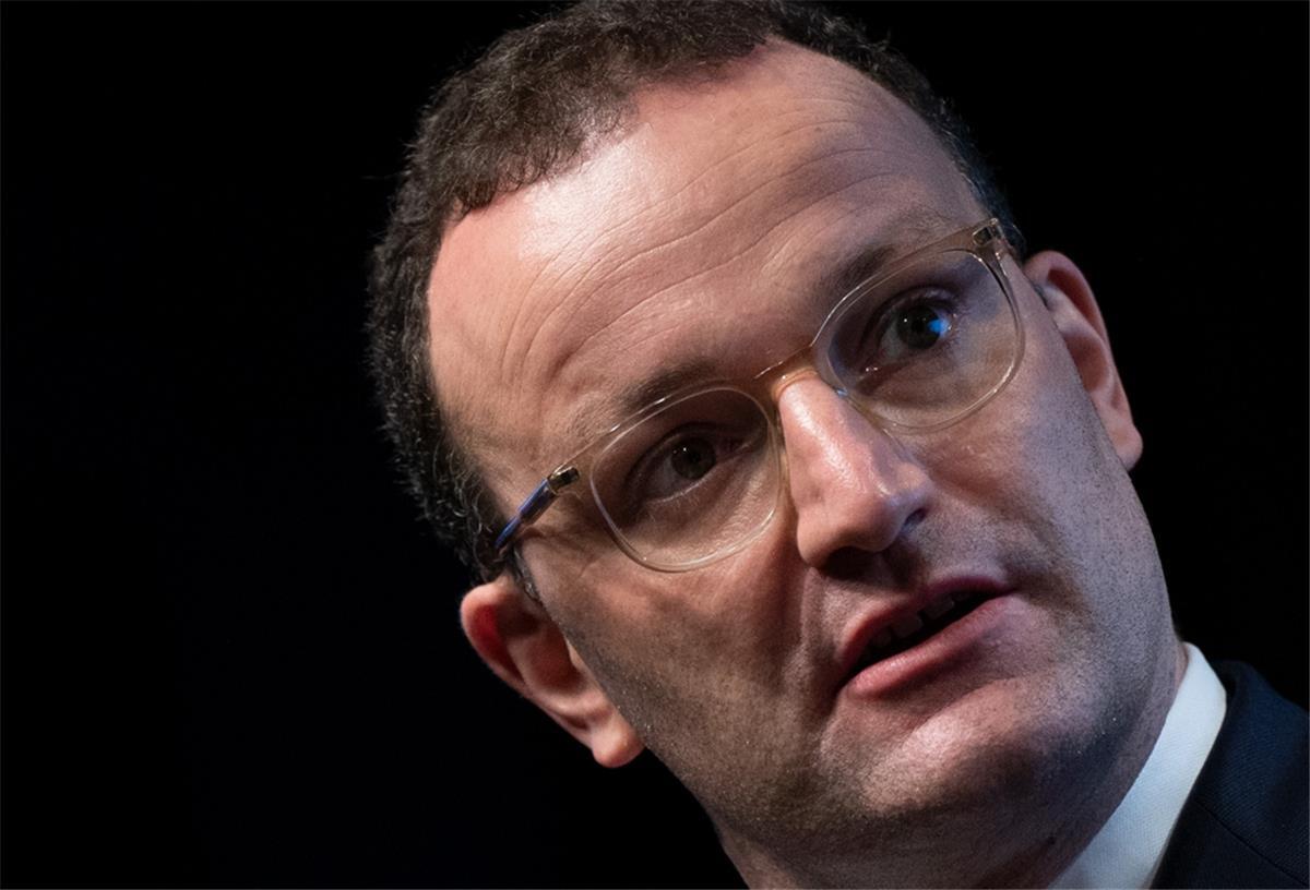 Jens Spahn (CDU), Bundesgesundheitsminister, spricht auf der Bühne des Ständehauses
