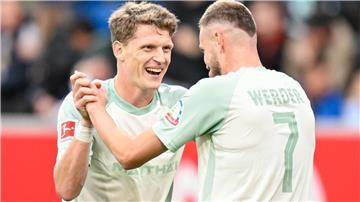 Jens Stage (l) und Marvin Ducksch jubeln über ein Tore von Werder Bremen bei der TSG Hoffenheim.