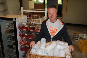 Jens Stolle räumt die letzten Sachen aus seinem Kiosk in Bremerhaven-Lehe. Nach 31 Jahren schließt er seinen Kiosk.