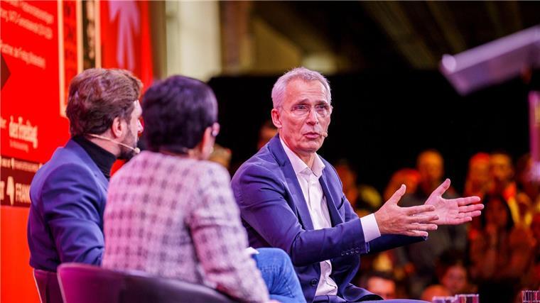 Stoltenberg: Mit Russland reden - aber nur mit Stärke Jens Stoltenberg (r-l), Maria Ressa und Moderator Sebastian Puschner diskutieren auf der Frankfurter Buchmesse.