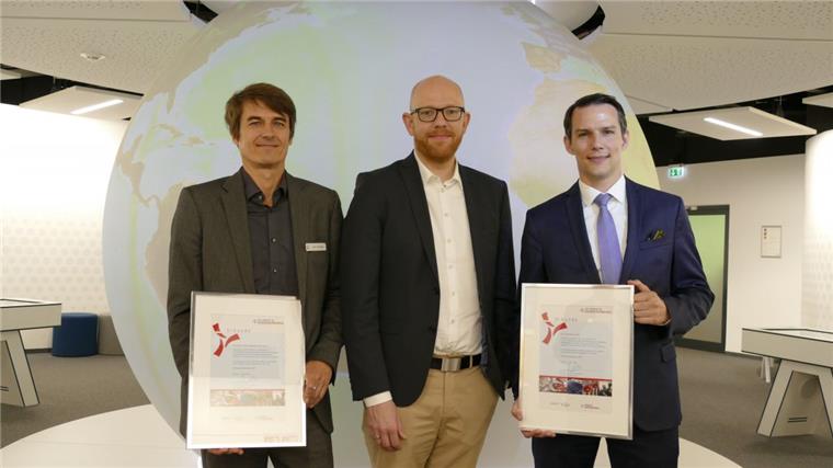 In diesen Bremerhavener Betrieben ist Klimaschutz "Chefsache" Jens Tanneberg (links) vom Klimahaus freut sich über die Auszeichnung „Klimaschutzbetrieb Co2 minus 20“, die Staatsrat Ronny Meyer (Mitte) überreicht, ebenso wie Geschäftsführer Felix Huth von der gleichnamigen Firma. Foto Wessolowski