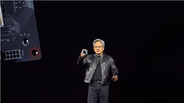 Jensen Huang, Chef des Chipkonzerns Nvidia, zeigt auf der hauseigenen Entwicklerkonferenz GTC den neuen KI-Chip Blackwell. Der Chipkonzern will die führende Rolle bei Technik für Anwendungen mit Künstlicher Intelligenz ausbauen.