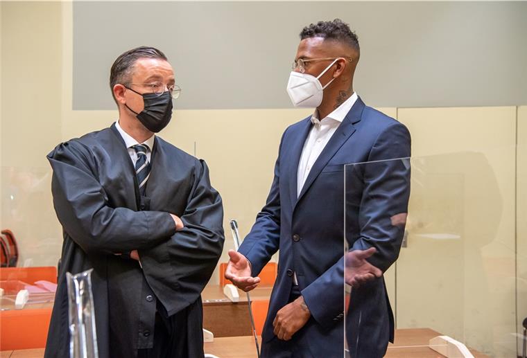 Berufung eingelegt: Boateng will Urteil anfechten Der Fußball-Profi und ehemalige Nationalspieler Jerome Boateng (r) steht zu Beginn des Prozesses gegen ihn im Amtsgericht München mit seinen Anwalt Kai Walden zusammen.
