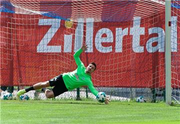 Jerome Gondorf versucht sich nach dem Training als Torhüter. Foto: Gumz
