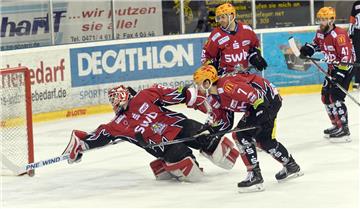 Jerry Kuhn hechtet, Dominik Tiffels, Brock Hooton und Wade Bergman beobachten die Szenerie